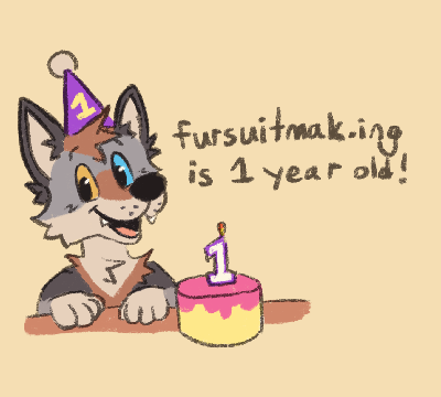 Fröhlicher anthropomorpher Wolf mit Geburtstagshut neben einer Geburtstagstorte. Auf dem Bild steht: 'fursuitmak.ing ist 1 Jahr alt!'