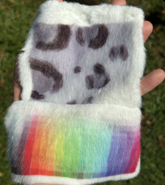 Zwei weiße Polymink-Musterstücke, eines mit Schneeleopardenrosetten und eines mit einer Regenbogenfarbpalette per Sublimation bedruckt