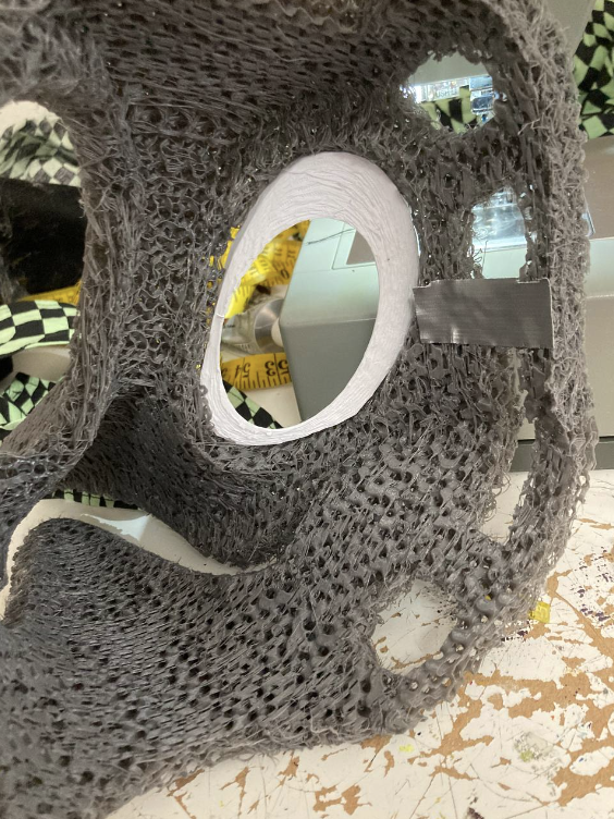 Innenraum eines Vogel-Kopfrohlings mit eingesetztem Augenrohling. Ein kleines Stück Panzertape liegt neben dem Auge