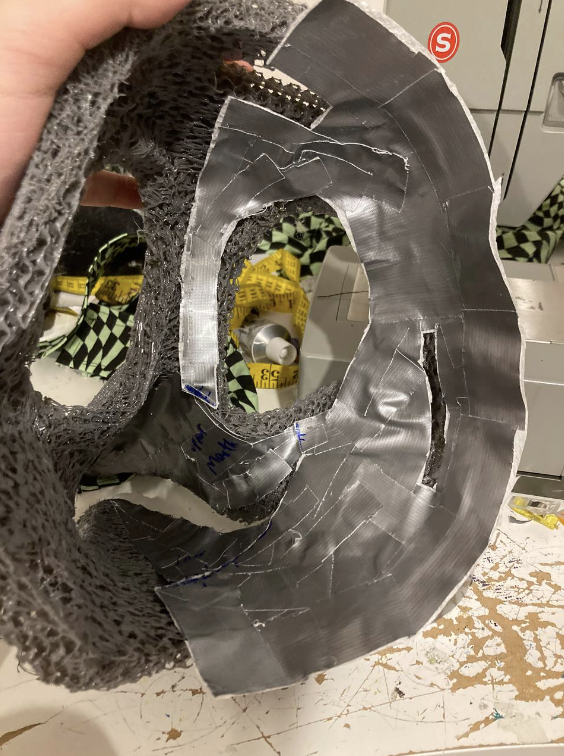Innenraum eines Vogel-Kopfrohlings, vollständig mit Panzertape abgeklebt