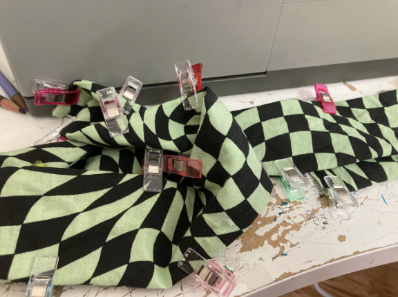 Viele Klammern entlang der Kanten