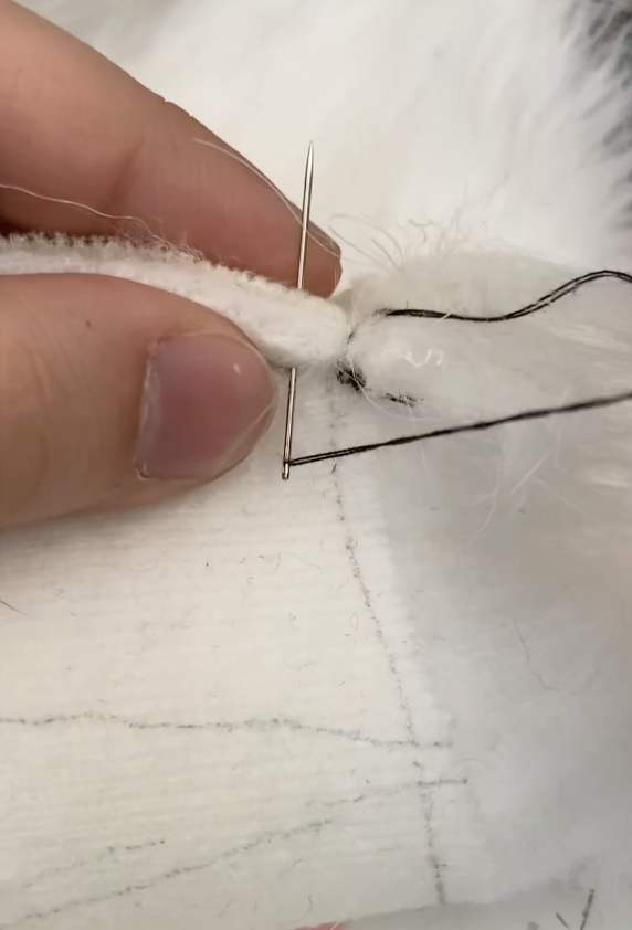 Ein Stich des Schlingstichs ist fertig