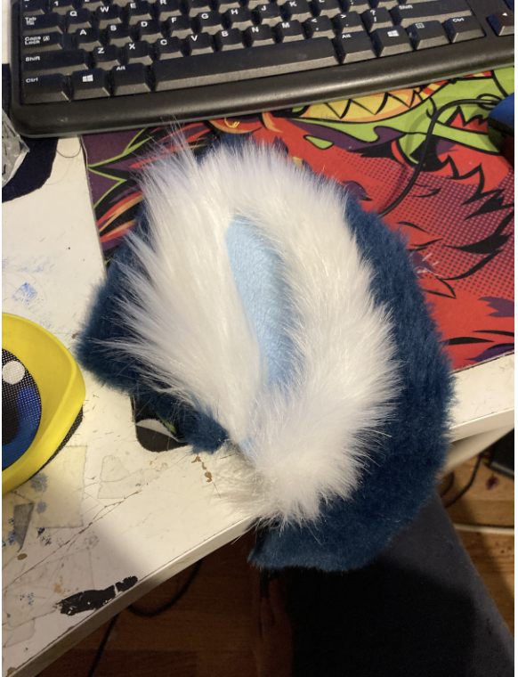 Blaues Fursuit-Ohr auf einem Schreibtisch