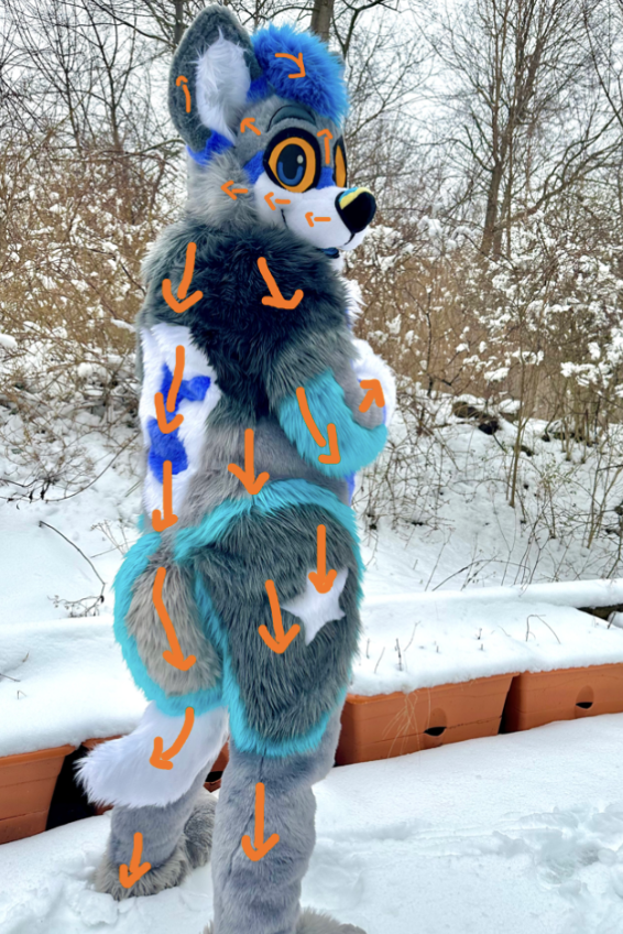 Ganzer Fursuit im Schnee mit orangefarbenen Pfeilen, die die Fellrichtung markieren