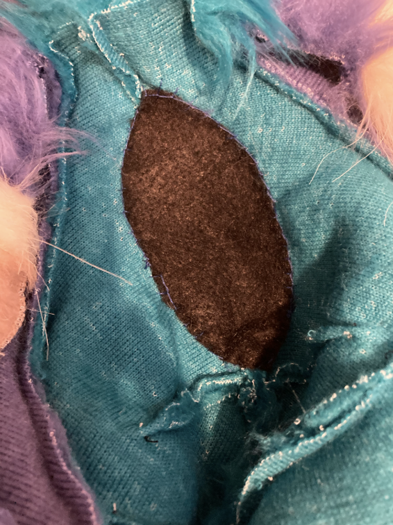 Über der Öffnung des Haarbüschels vernähter Filz