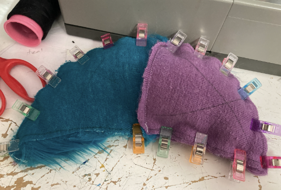 Festgestecktes Haarbüschel, bereit zum Nähen