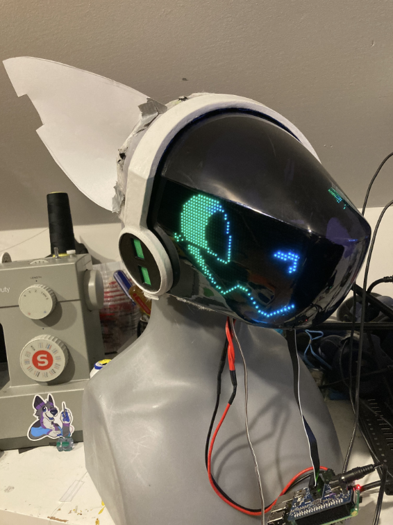 Ein fröhlicher Protogen mit elektronischem Gesicht, Visier und einem befestigten Ohr