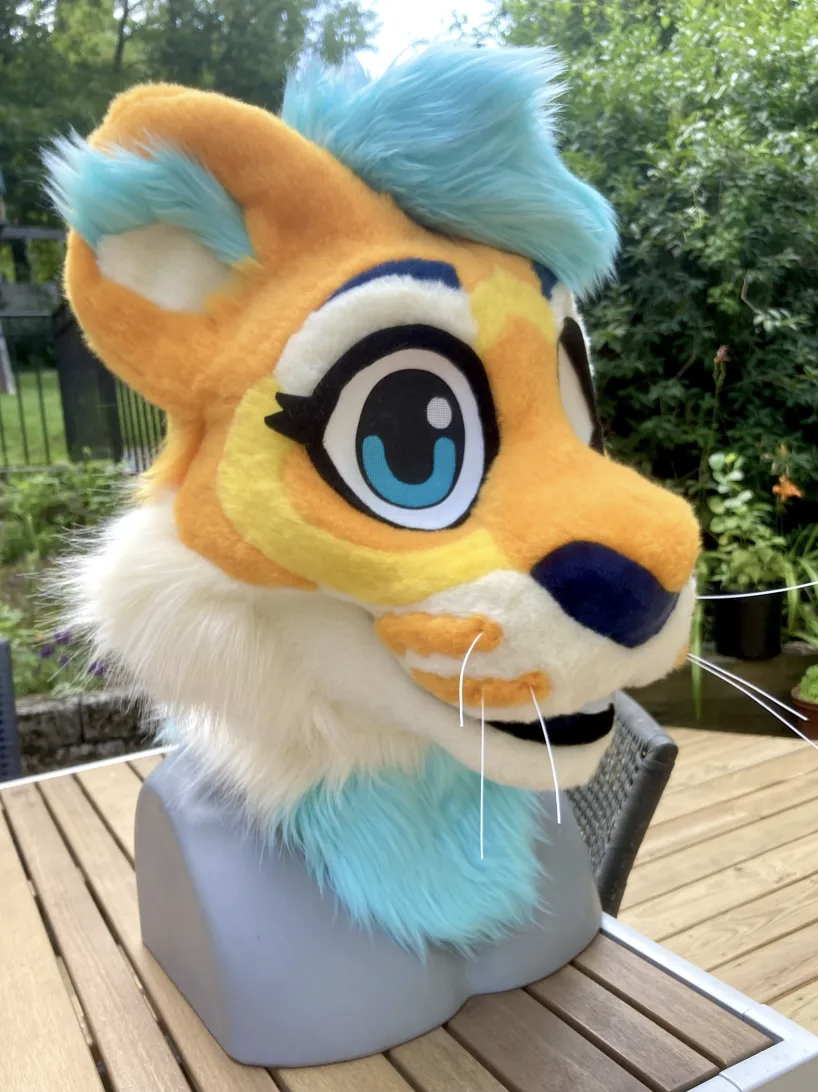 Ein fertiger Tiger-Fursuit-Kopf mit Schnauzenpunkten aus Kunstfell