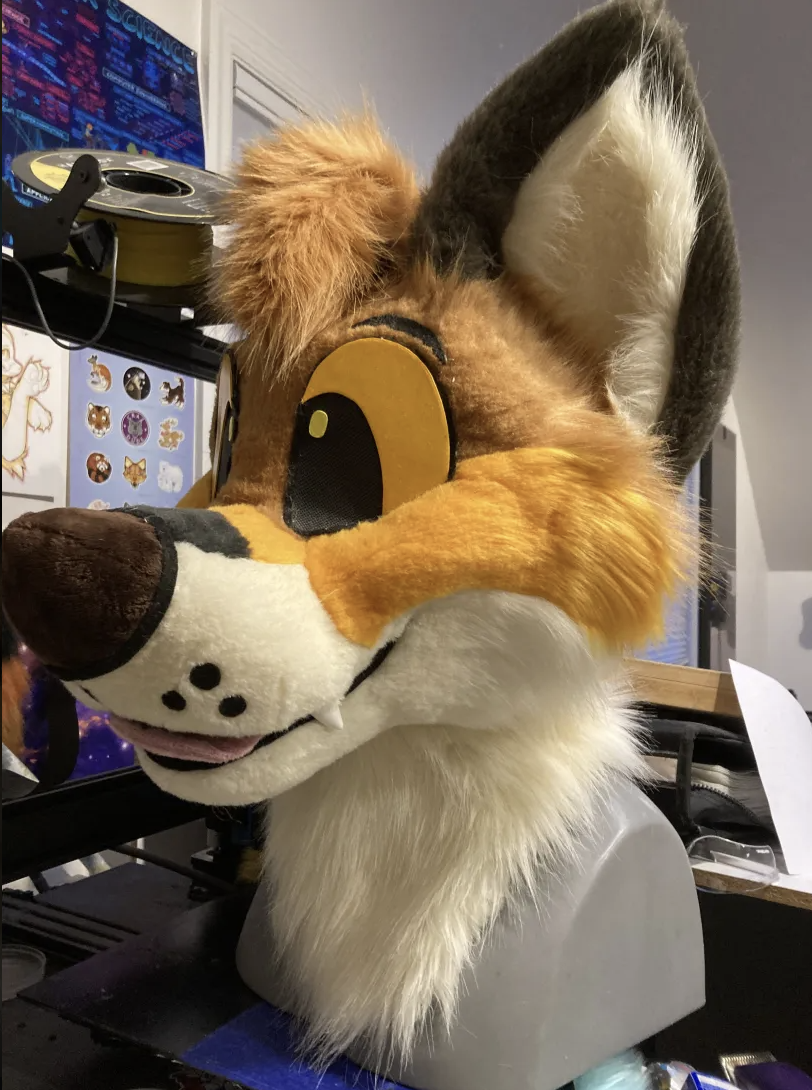 Ein fertiger Fuchs-Fursuit-Kopf mit einfarbigen Filz-Schnauzenpunkten