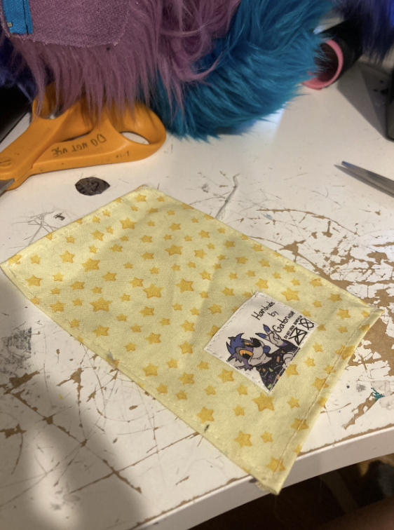Das gesäumte Stück Baumwollstoff. Ein Etikett mit der Aufschrift 'Handmade by Gatorwave' ist angenäht.