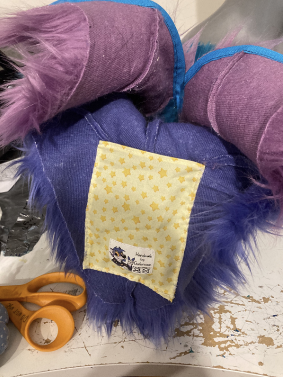 Die angebrachte Tasche mit handgenähtem Deckenstich an drei Kanten.