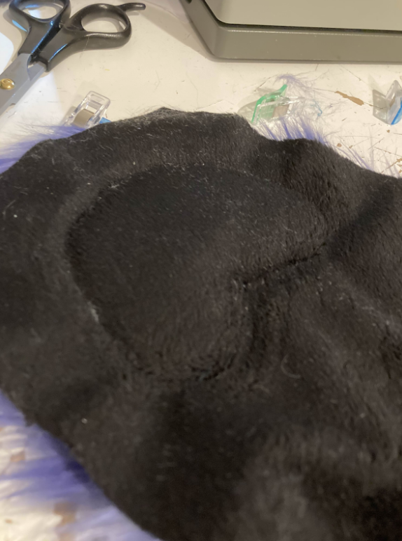Angenähter Ballen mit noch befestigtem überschüssigem Minky