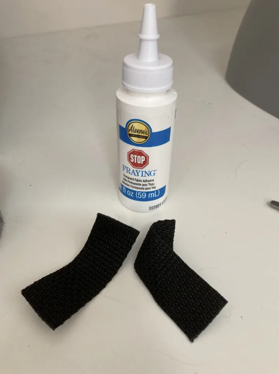 Flasche mit Fransenstopp und zwei Streifen Nylon-Gurtband