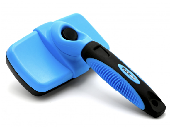 Blau-schwarze Zupfbürste mit einem Knopf auf der Rückseite zum Lösen des Fells