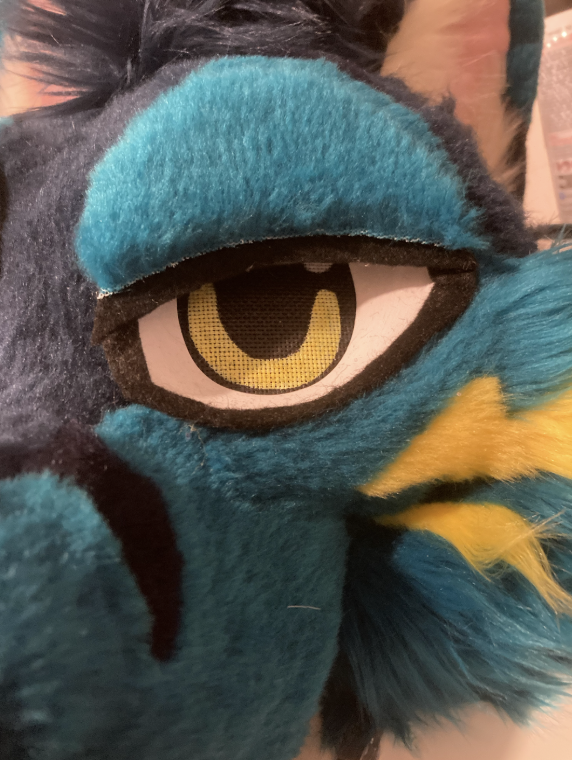Mit Fell bezogenes Augenlid auf dem Fursuit-Kopf, wobei die rohe Kante des Fells sichtbar ist